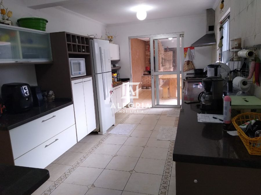 Lindo Tríplex de 03 Quartos sendo 02 Suítes no Bairro Aristocrata em São José dos Pinhais