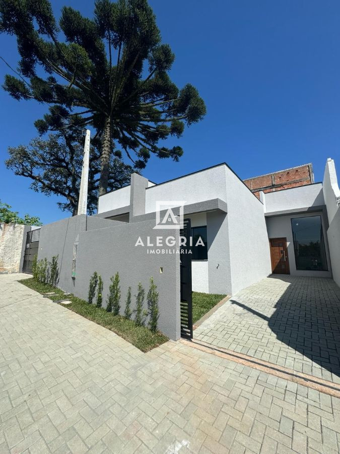 Linda Casa Contendo 03 Dormitórios Sendo 01 Suite no Bairro Colonia Rio Grande em São José dos Pinhais