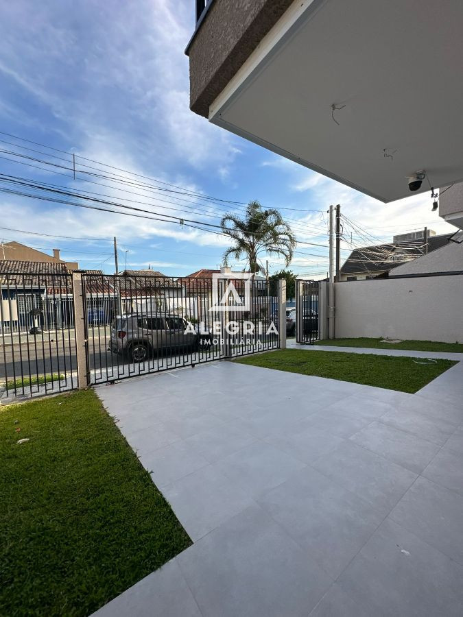 Sobrado alto padrão no bairro Costeira. em São José dos Pinhais