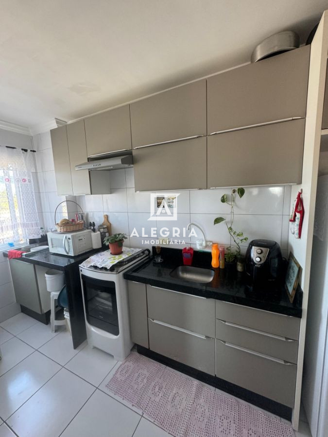 Lindo Apartamento Com Cozinha Planejada Contendo 02 Dormitórios no Afonso Pena em São José dos Pinhais