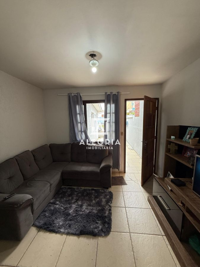 Linda Casa Contendo 03 Dormitórios no Jardim Cruzeiro em São José dos Pinhais