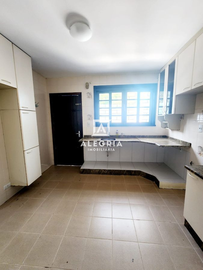 Excelente Sobrado 04 Dormitórios Sendo 01 Suíte no Centro em São José dos Pinhais