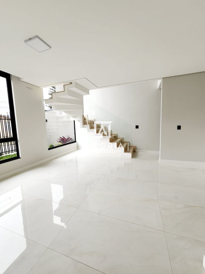 Excelente Sobrado 03 Dormitórios sendo 01 Suíte prox ao terminal central em São José dos Pinhais