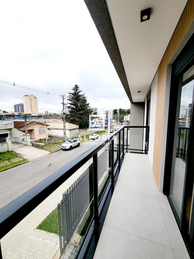 Excelente Sobrado 03 Dormitórios sendo 01 Suíte prox ao terminal central em São José dos Pinhais