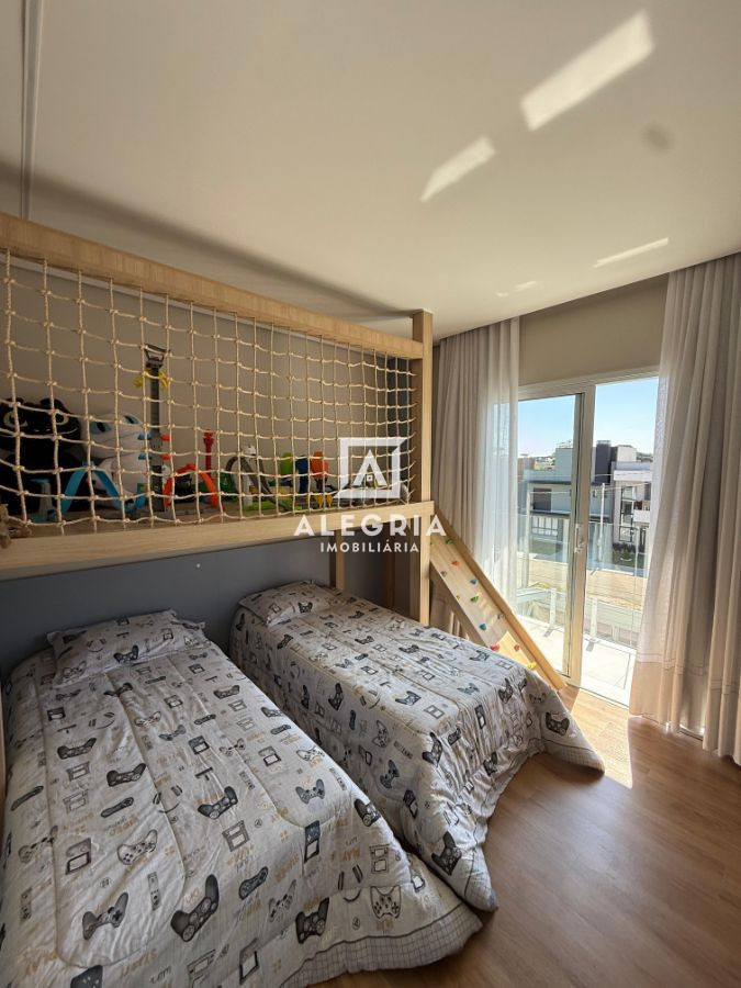 Triplex Alto Padrão em Condominio Fechado Contendo 04 Dormitórios Sendo 01 Suite em São José dos Pinhais