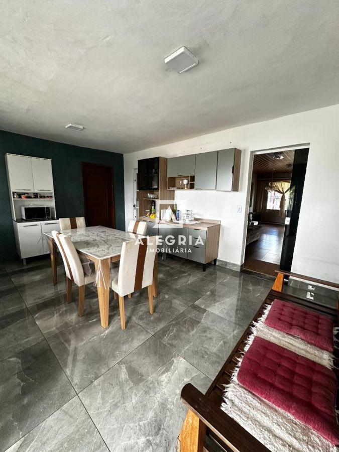 Linda casa 3 Dormitórios sendo uma suíte no bairro Costeira em São José dos Pinhais