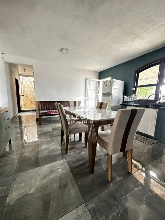 Linda casa 3 Dormitórios sendo uma suíte no bairro Costeira em São José dos Pinhais