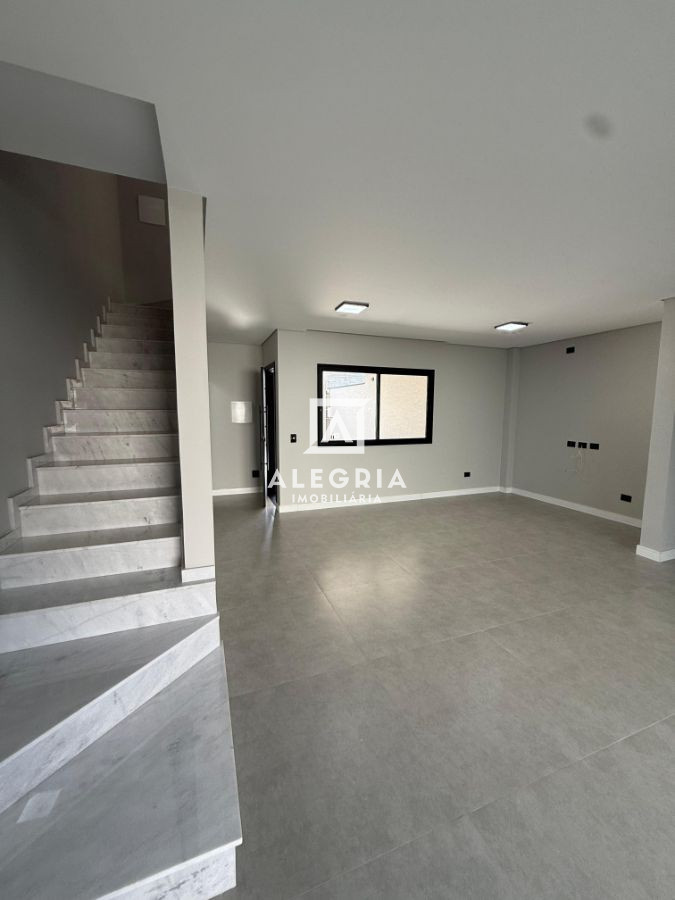 Triplex Alto Padrão Contendo 03 Dormitórios Sendo 01 Suites e Terraço em São José dos Pinhais