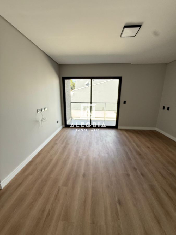 Triplex Alto Padrão Contendo 03 Dormitórios Sendo 01 Suites e Terraço em São José dos Pinhais