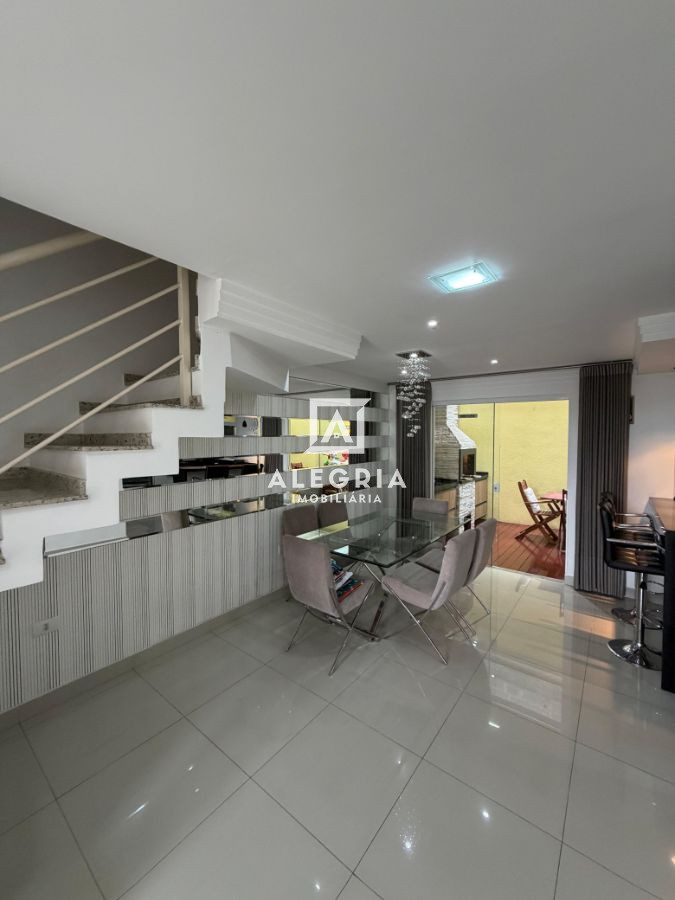 Lindo Sobrado Contendo 03 Dormitórios sendo 01 Suite no Uberaba em Curitiba