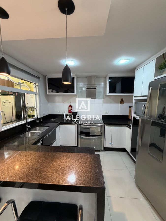 Lindo Sobrado Contendo 03 Dormitórios sendo 01 Suite no Uberaba em Curitiba