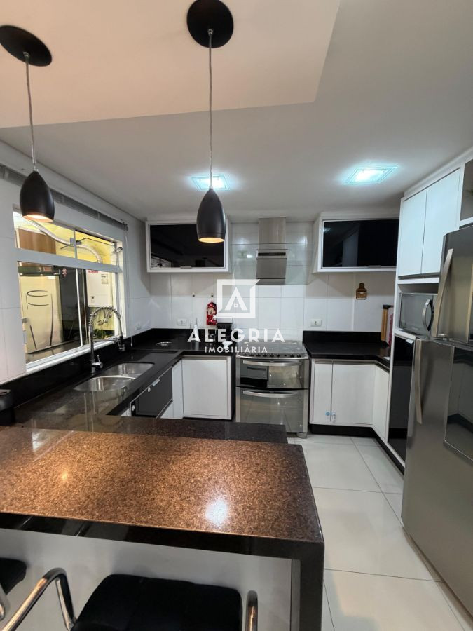 Lindo Sobrado Contendo 03 Dormitórios sendo 01 Suite no Uberaba em Curitiba