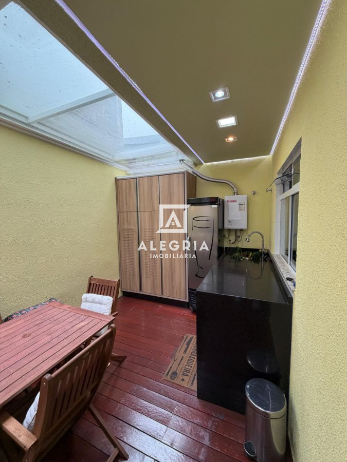 Lindo Sobrado Contendo 03 Dormitórios sendo 01 Suite no Uberaba em Curitiba