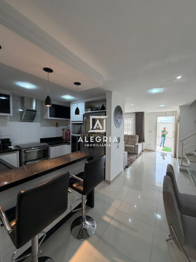 Lindo Sobrado Contendo 03 Dormitórios sendo 01 Suite no Uberaba em Curitiba