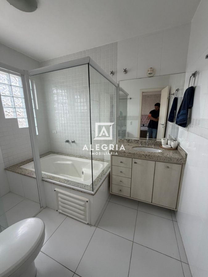 Lindo Sobrado Contendo 03 Dormitórios sendo 01 Suite no Uberaba em Curitiba