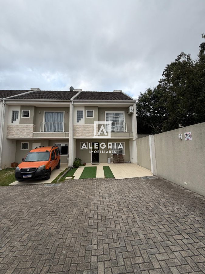 Lindo Sobrado Contendo 03 Dormitórios sendo 01 Suite no Uberaba em Curitiba