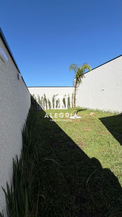 Linda Casa Contendo 03 Dormitórios Sendo 01 Suite na Cidade Jardim em São José dos Pinhais