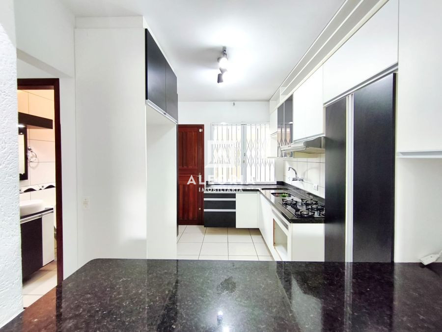Linda Casa com Atico Contendo 03 Dormitórios Sendo 01 Suite e Hidromassagem na Colonia Rio Grande em São José dos Pinhais