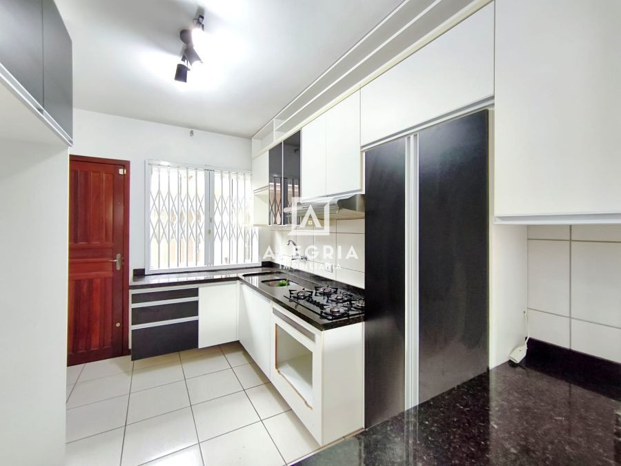 Linda Casa com Atico Contendo 03 Dormitórios Sendo 01 Suite e Hidromassagem na Colonia Rio Grande em São José dos Pinhais