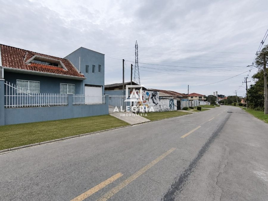Linda Casa com Atico Contendo 03 Dormitórios Sendo 01 Suite e Hidromassagem na Colonia Rio Grande em São José dos Pinhais