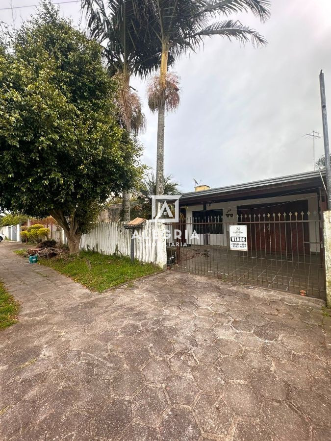 Linda casa 3 Dormitórios sendo uma suíte no bairro Costeira em São José dos Pinhais