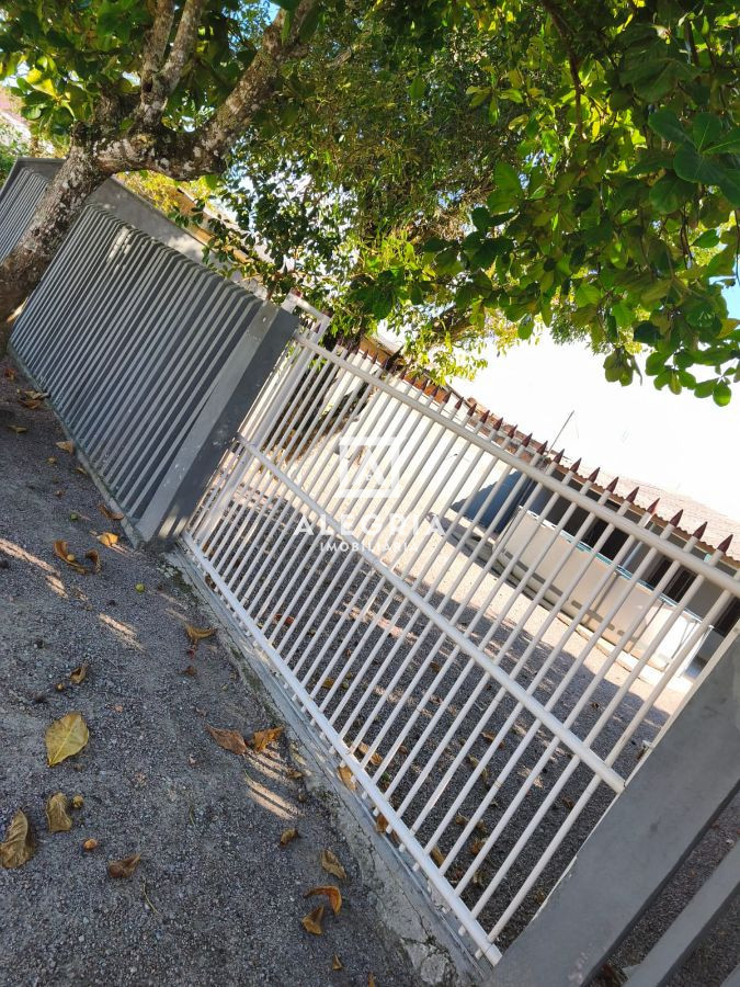 Casa térrea com estrutura para sobrado 3 dormitórios a 2 quadras da praia em Guaratuba