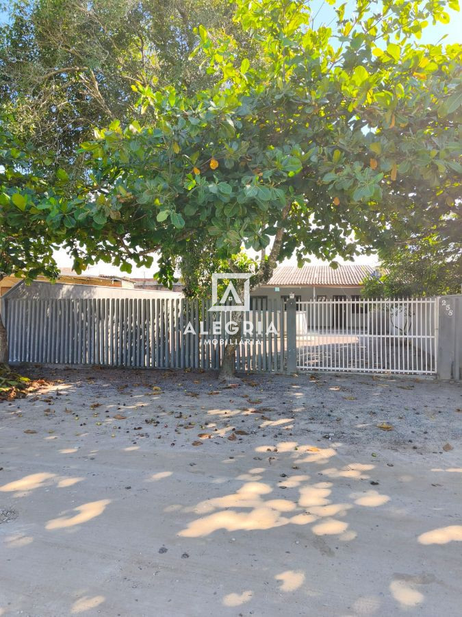 Casa térrea com estrutura para sobrado 3 dormitórios a 2 quadras da praia em Guaratuba