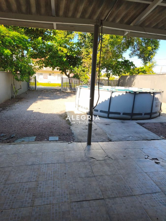 Casa térrea com estrutura para sobrado 3 dormitórios a 2 quadras da praia em Guaratuba